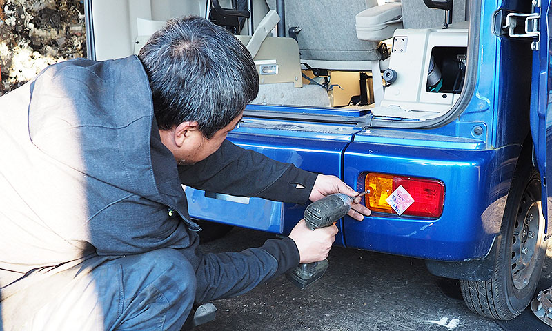 自動車から部品を取り出す